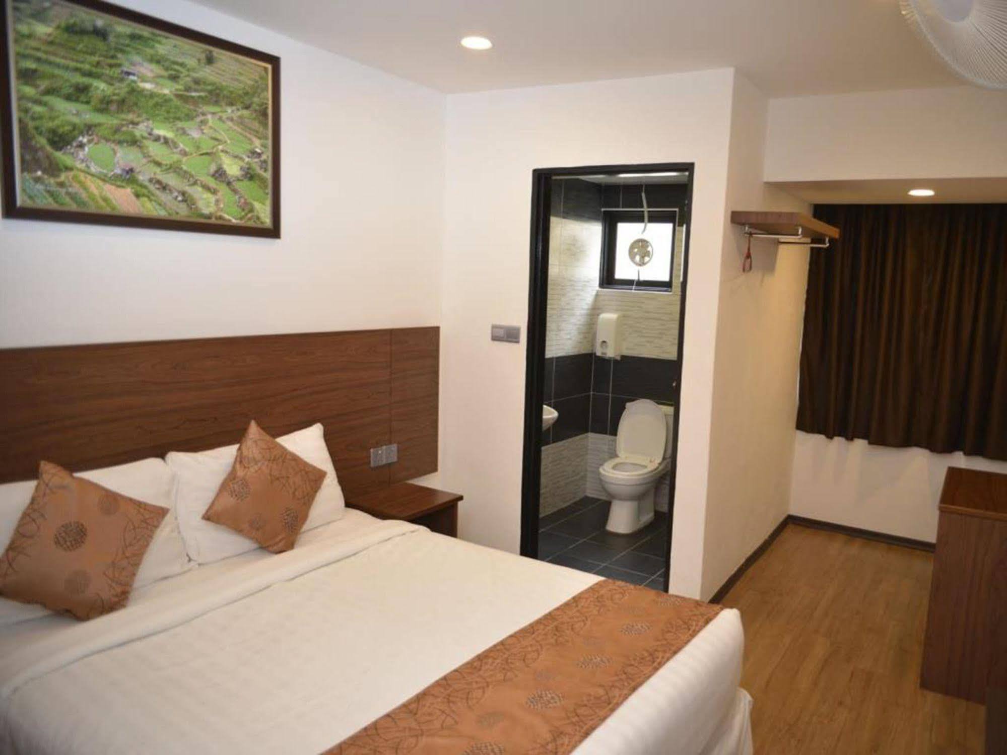 קמרון היילנדס Highlanders Hotel מראה חיצוני תמונה